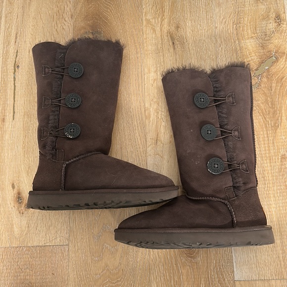 Ugg Bailey Button Triplet II Chocolate Brown Boots 7 EXCELLENT CONDITION - Picture 4 of 16